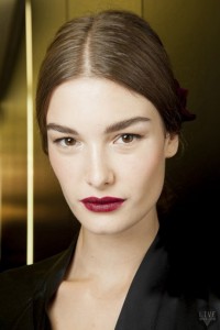 Red-lipstick-1-Vogue-20Apr15-indigital_b_426x639