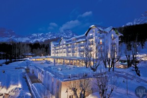 意大利科尔蒂纳丹佩佐克里斯塔洛豪华精选水疗度假酒店化身冬季滑雪胜地
