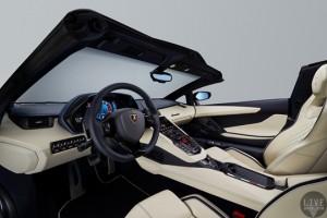 06- 兰博基尼Aventador S敞篷版：超凡性能表现与敞篷驾驭体验的完美结合