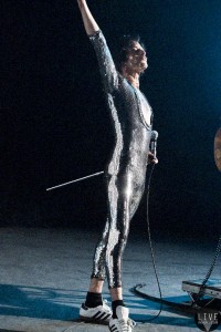 原版银色连身服2012年以2万2,250英镑售出，电影中拉米•马雷克穿的是Julian Day的团队手工制作的复刻版。