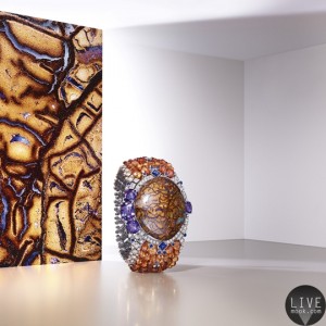 白K金Zemia手环镶嵌77.27克拉的凸圆形切割澳洲脉石蛋白石、四颗枕形切割紫罗兰色蓝宝石、方形及凸圆形切割蓝宝石。