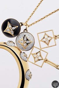 镶嵌5颗钻镶珍珠的金手镯放大了设计效果。