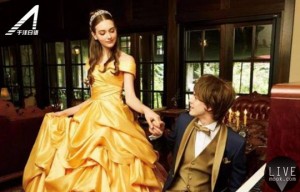 Belle最经典的黄色晚礼服，用高雅的斜纹布材质，打造出绸缎的层次感。