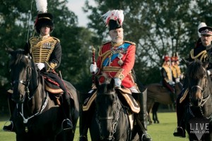 Simon Jones扮演的国王乔治五世（中）阅兵时穿着的陆军元师军服，所有细节均为古董或聘请专业人士仿制的工艺品。