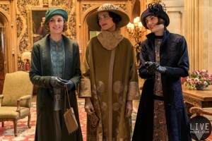 大银幕能让观众看见更多服装细节，因此《唐顿庄园》剧组为角色寻找、制作比影集更精致的戏服。