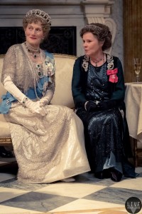 玛丽王后（左）这个角色配戴的剑桥祖母绿冠冕与首饰，是真实皇室珠宝的复制品。