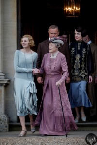 饰演珂拉伯爵夫人的Elizabeth McGovern的黑底金线上衣是戏服团队用古旧披肩制成。