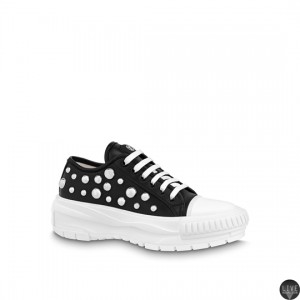 Louis_Vuitton_x_Yayoi_Kusama_LV_Squad_sneaker_in_plain_calf_leather_with_3D_silver-toned_metal_hald_spheres.webp